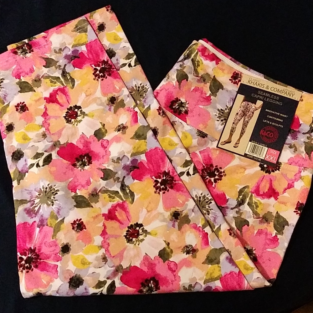 🏷️NWT🏷️ - Tummy Control Capri Leggings - Floral